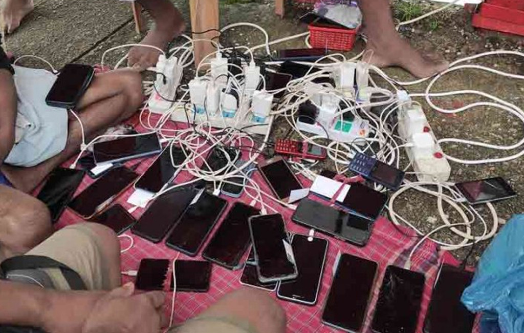 এক ঘণ্টা মোবাইল চার্জ দিতে লাগছে ১০০ টাকা